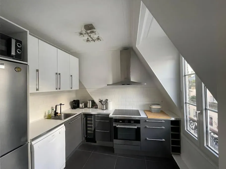 Bright Modern Apartment, 2 Bedrooms, 6 Guests Paris France