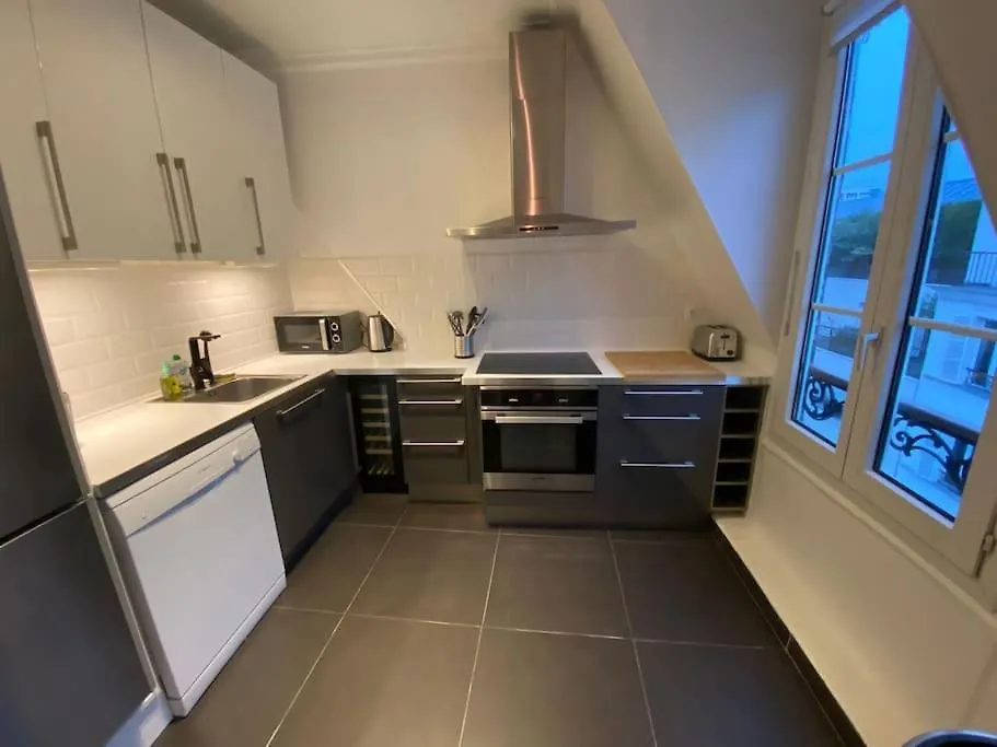 Bright Modern Apartment, 2 Bedrooms, 6 Guests Paris Apartment